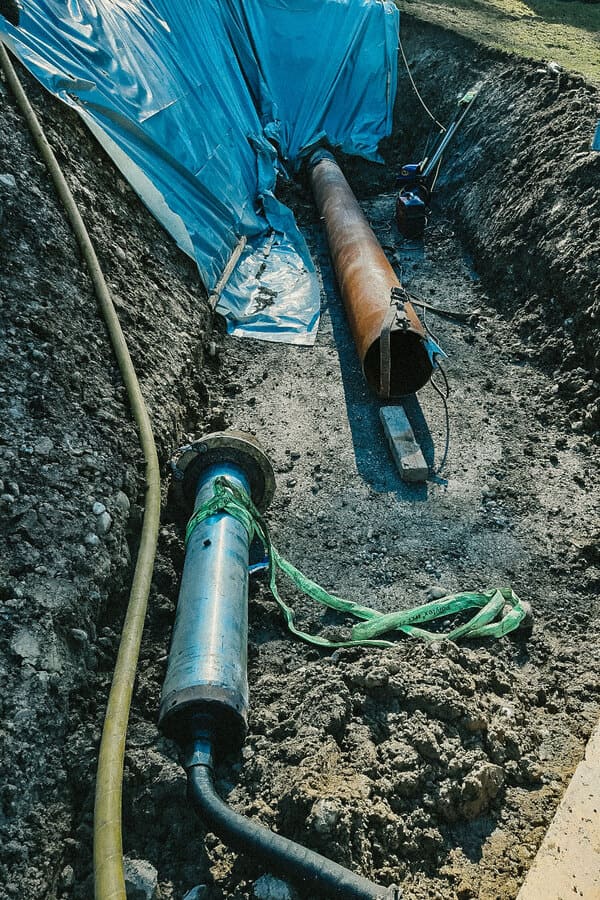 Ein Stahlrohr im Erdgraben, bereit zum Rammen, ist ideal für Grabungsarbeiten im Baugewerbe, insbesondere in herausforderndem Gelände. Dieses robuste Material ermöglicht effizientes Arbeiten, selbst in schwierigen Bedingungen.