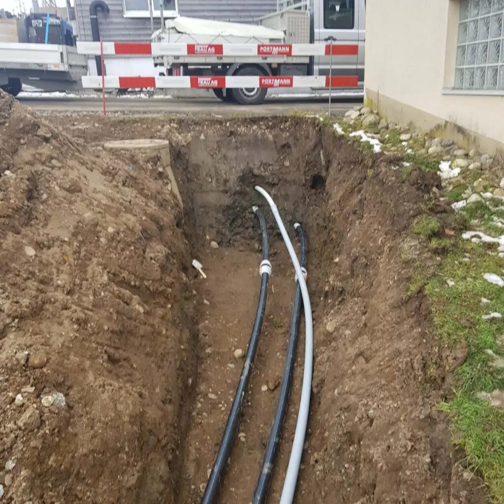 Die Röhren für Strom, Gas, Wasser, Abwasser, Telekommunikation und Fernwärme wurden neu verlegt und ragen nun aus dem Boden, bereit für den nächsten Installationsschritt.