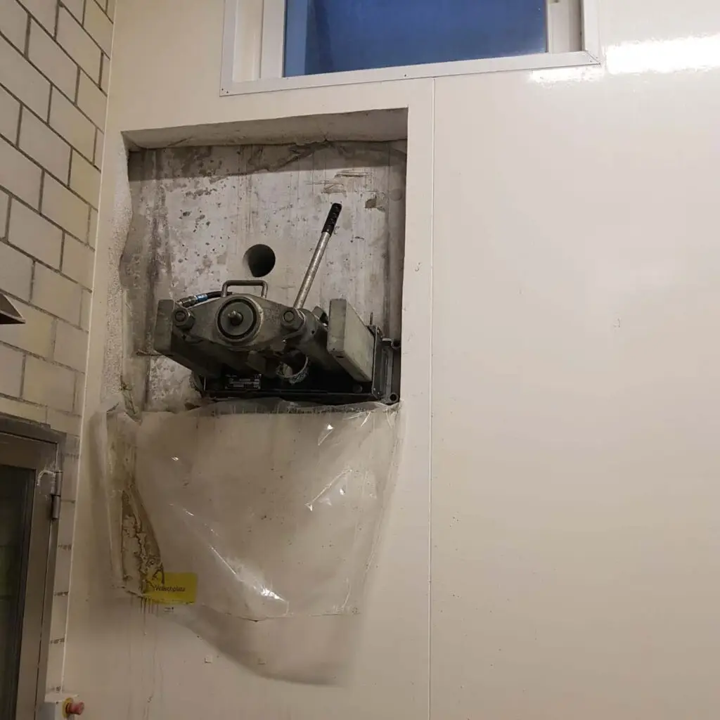 Die Richtpressmaschine ist an der Wand montiert, jedoch noch nicht einsatzbereit.